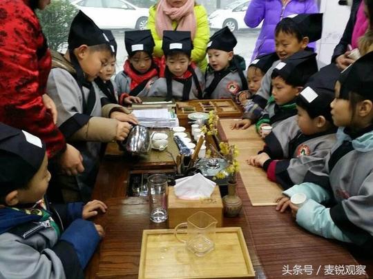 福建人佛系赚钱法则：男泡茶，女拜佛钱自然就来了