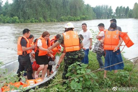 突发洪水28人被困南阳油田消防紧急营救