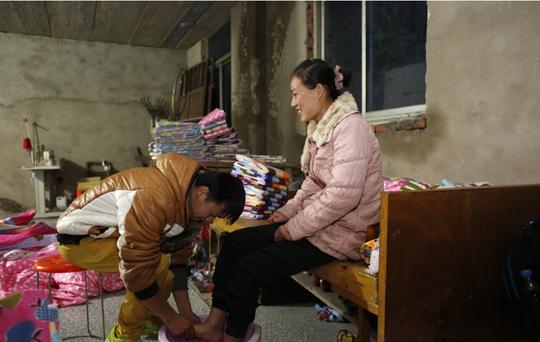 安徽身残志坚的农村小伙，带领留守妇女创业当老板，全村赞不绝口