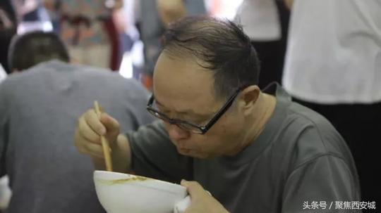 西安26年老店只卖一种“黑暗小吃”却生意火爆