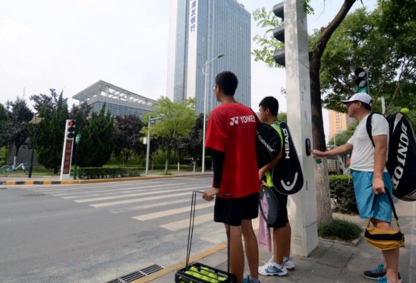 人行灯人行灯安装斑马线左边还右边