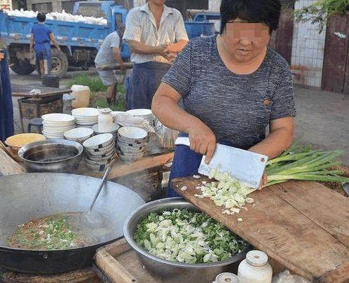 大妈摆摊卖“良心”早餐，6元1碗管吃饱，顾客：来晚了可就没了！