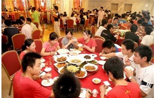 儿子高考302分上专科，家长摆“升学宴”庆功，亲朋：不嫌丢人？