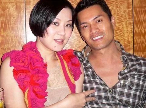24岁爆红，娶了3个老婆，做生意差点破产，61岁和娇妻生活幸福