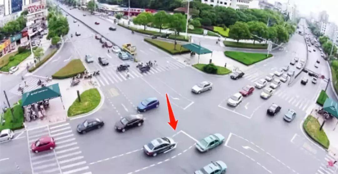 开车转弯红绿灯怎么看开车怎么看红绿灯