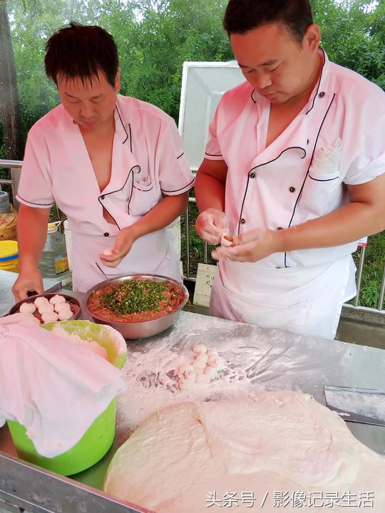 雨中早市，农村人的小生意，海大虾28元一斤，别有一番滋味在心头