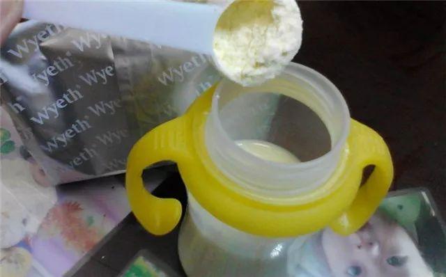 宝宝奶粉换段不适应