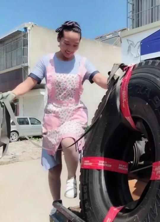 轮胎圈的女神——“轮胎女侠”！