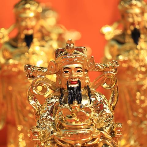 生肖狗和生肖猪明日运势(属狗的和属猪的明年什么时候结婚好)