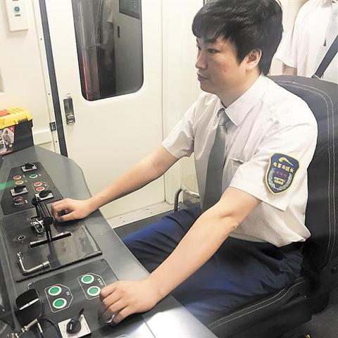 成都市区游玩的地铁路线的长尾关键词有什么