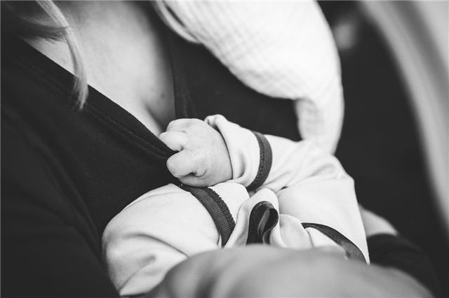 母乳喂养宝宝大便次数多怎么回事