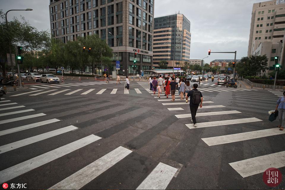 绿灯是车行还是人行人行道绿灯和车道绿灯是同步的吗