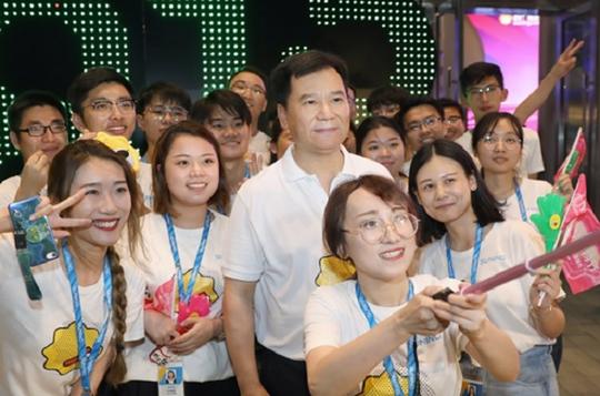早年父母双亡独自养大弟妹，后嫌国企工资低去创业，今身家200亿