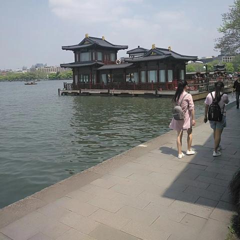 西湖位于杭州市的什么部