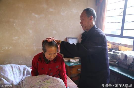 风水不好？两七旬老汉做邻居多年，老伴先后瘫痪，他们的行为感人