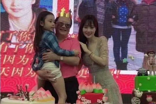 贾乃亮一人闷头喝酒，李小璐拉闺蜜吃饭散心，网友：看着心疼