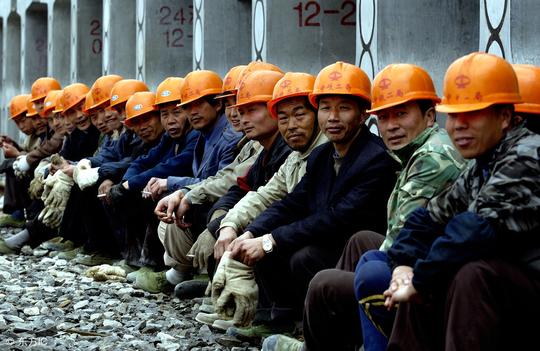 农村种地已经没什么利润，农民都靠打工赚钱了，真的很辛苦不易
