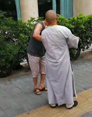 妻子被警察抓了，丈夫欢天喜地送去锦旗；贵阳一“背心哥”当面揭穿街头骗局……预告来袭请查收！