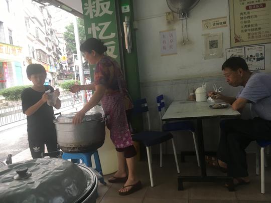 大妈开家乡特色小吃店，靠着这个诀窍，月入三万，赚的也是辛苦钱