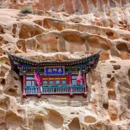 白云还会在什么情况下换上什么衣服呢？