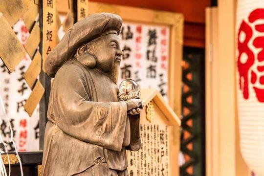 一名秀才为了替读书人出气，便为地主写了这样一副对联