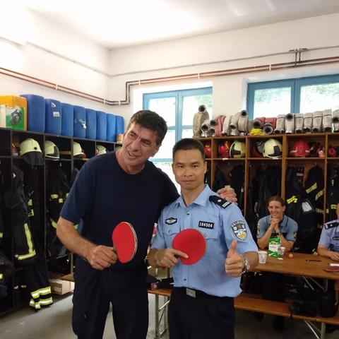 我踢足球的英文怎么写