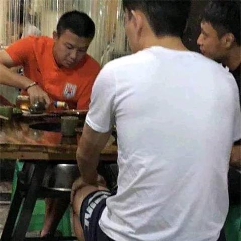 男女足球员工资差距多少