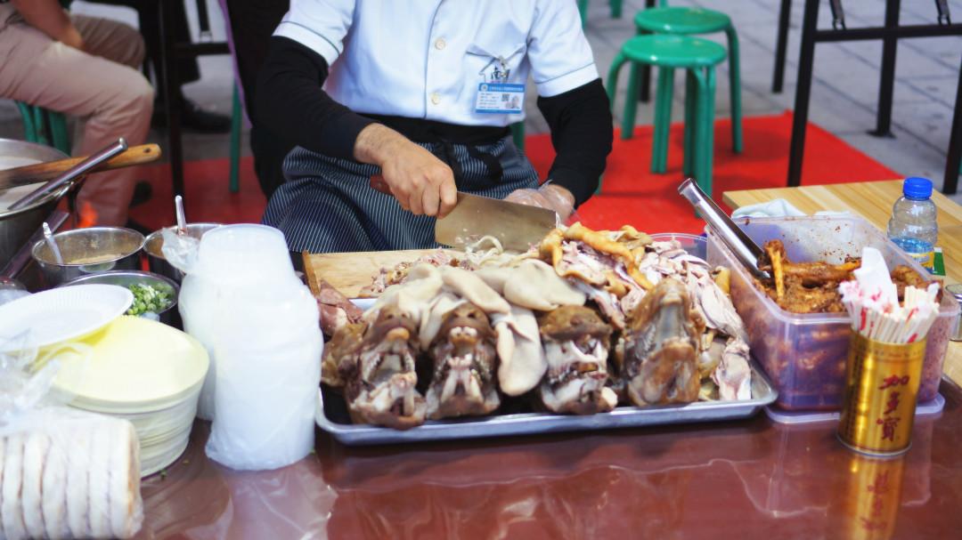 夜晚吃什么美食好（冬天摆地摊卖什么小吃最好）