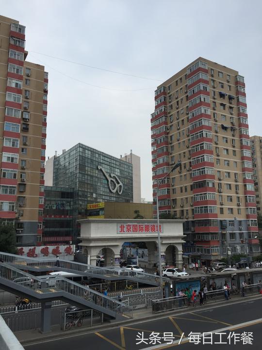提起北京的潘家园，可不是只有古玩市场，眼镜市场也很有名