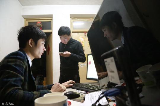 他们在家里创业开店，基本足不出户，每天都是从早忙到晚