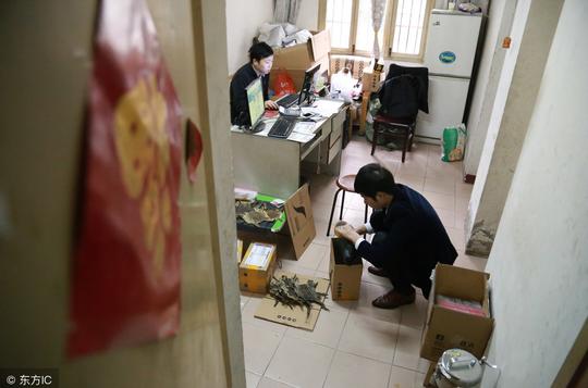 他们在家里创业开店，基本足不出户，每天都是从早忙到晚