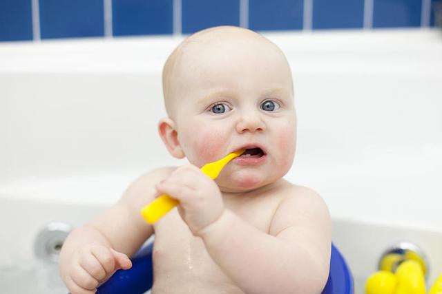 宝宝几岁开始刷牙