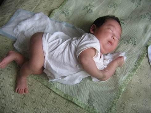 婴幼儿什么样的睡眠姿势最好呢
