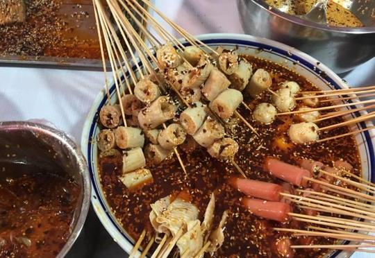 路边不起眼的小摊专卖“秘制麻辣串”，10元3串生意好到让人眼红