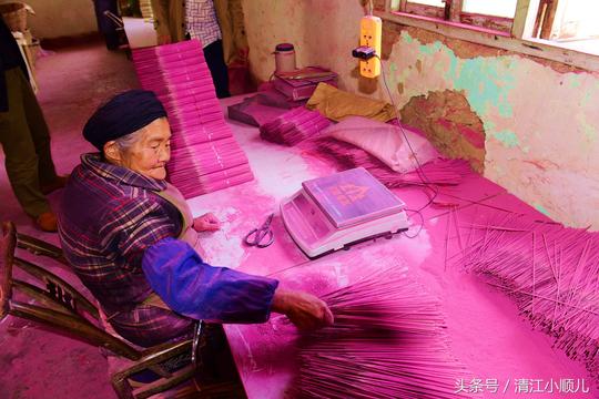 心疼！农村70多岁老奶奶做手工，连续10小时赚30元，中午吃快餐面