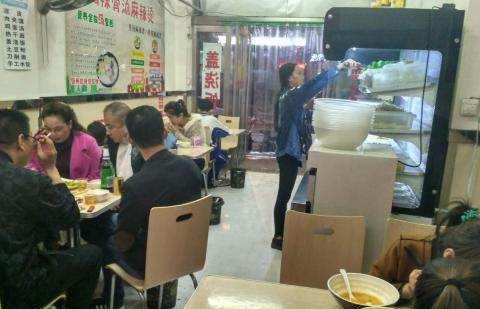 小伙信心满满创业，生意红火，一年后却被迫放弃，原因让人气愤！