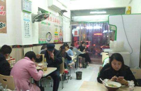 小伙信心满满创业，生意红火，一年后却被迫放弃，原因让人气愤！