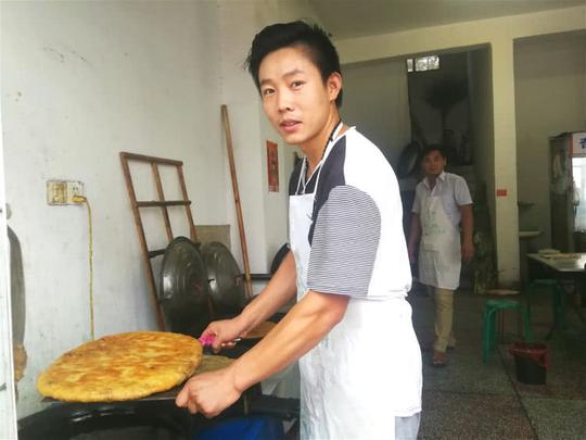 农村小伙创业十几次失败，如今爱上做牛肉馍，生意火爆