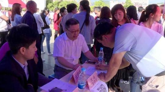 郑卢结对帮扶第二届招聘暨创业项目推介会在卢园广场举行
