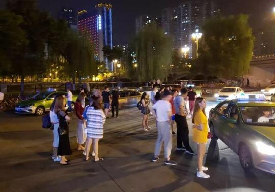 滴滴消失的第一夜：出租车漫天要价、强行拼车、拒载，黑车暴增