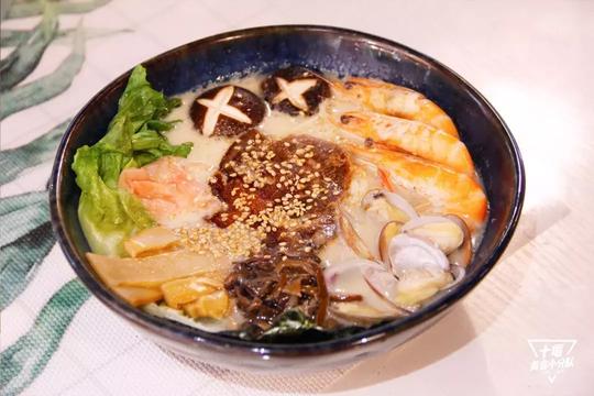 这家藏在大都会的抖音网红泡面小食堂，带你解锁泡面新吃法