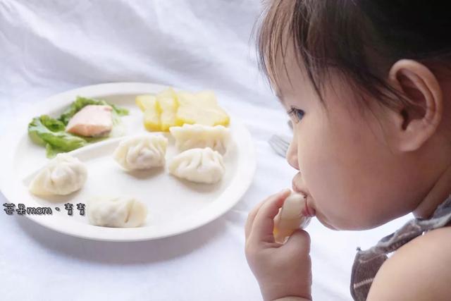 五岁小孩吃饭慢边吃边玩怎么办