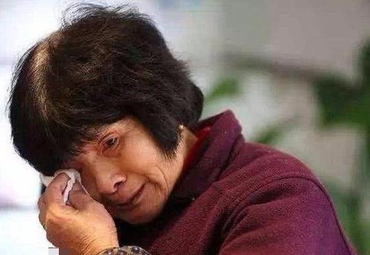 故事：为了供弟读书，姐至今未嫁，弟开豪车回家，姐却说后悔供他