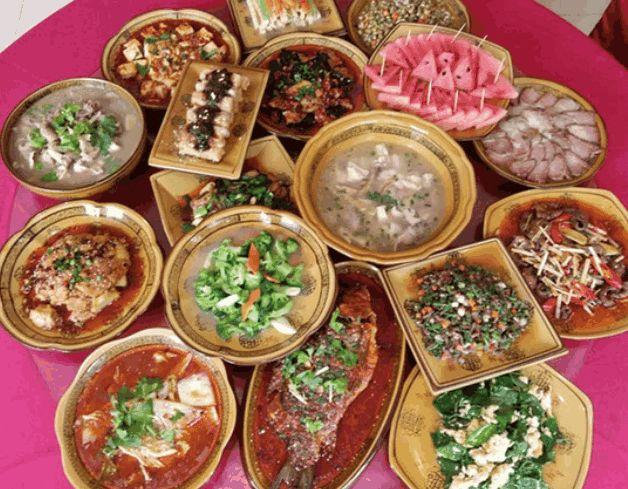 排队购买什么美食（校门口好多小吃的忘不了）