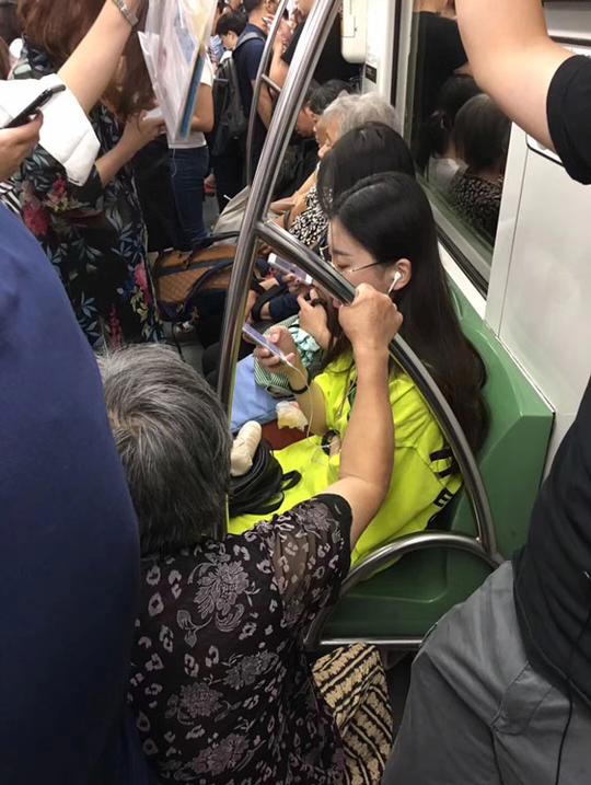 地铁一幕：老人、年轻人、手机、感慨、冷漠？你怎么看？