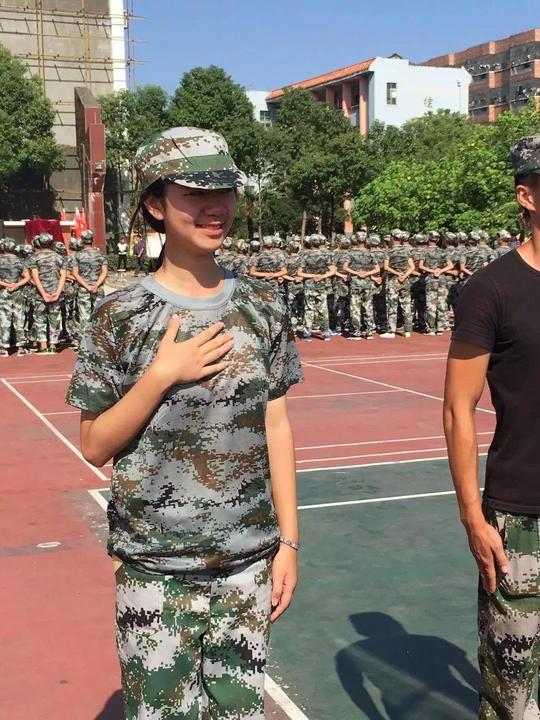 天有各校军训大检阅：谁的方阵列得好，谁的活动更精彩？