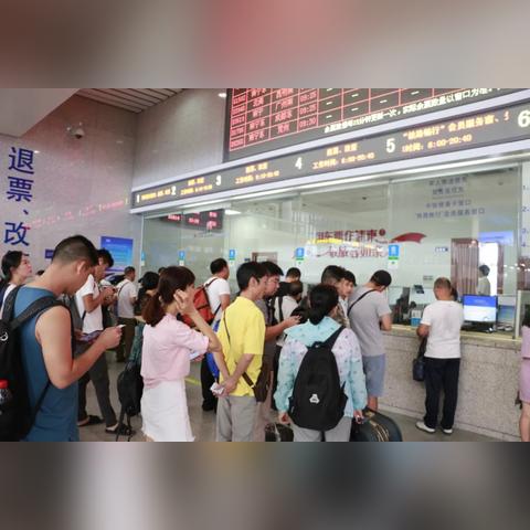 我在网上预订了南宁至深圳的火车票，想退票，但我现在人在成都，且已收到纸质车票，请问能在成都火车站售？