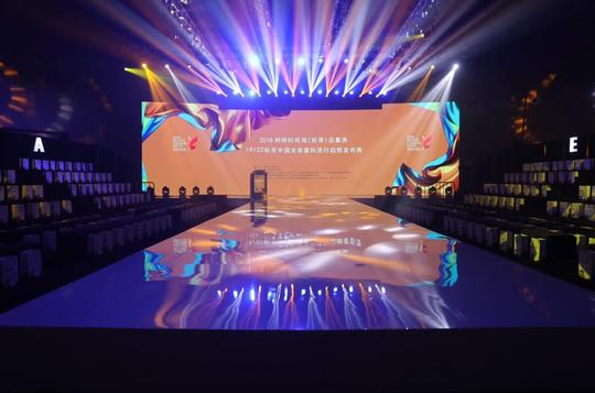 接轨国际潮流·引领产业升级！2018柯桥秋季时尚周今日炫丽启幕