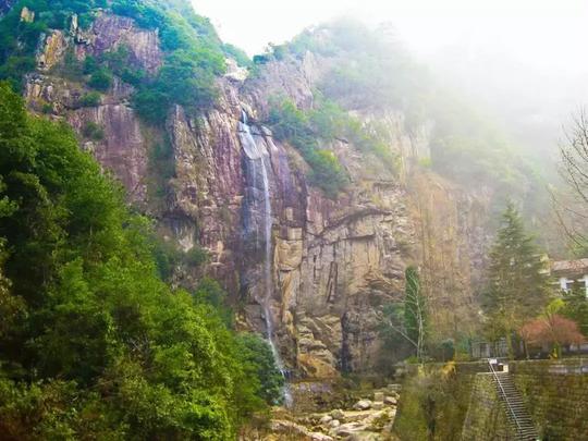 天台的北大门，是浪漫的遇仙地，而且你穿的袜子可能就产自这里哦
