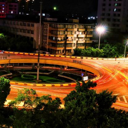 广西人口多分布在什么地形？